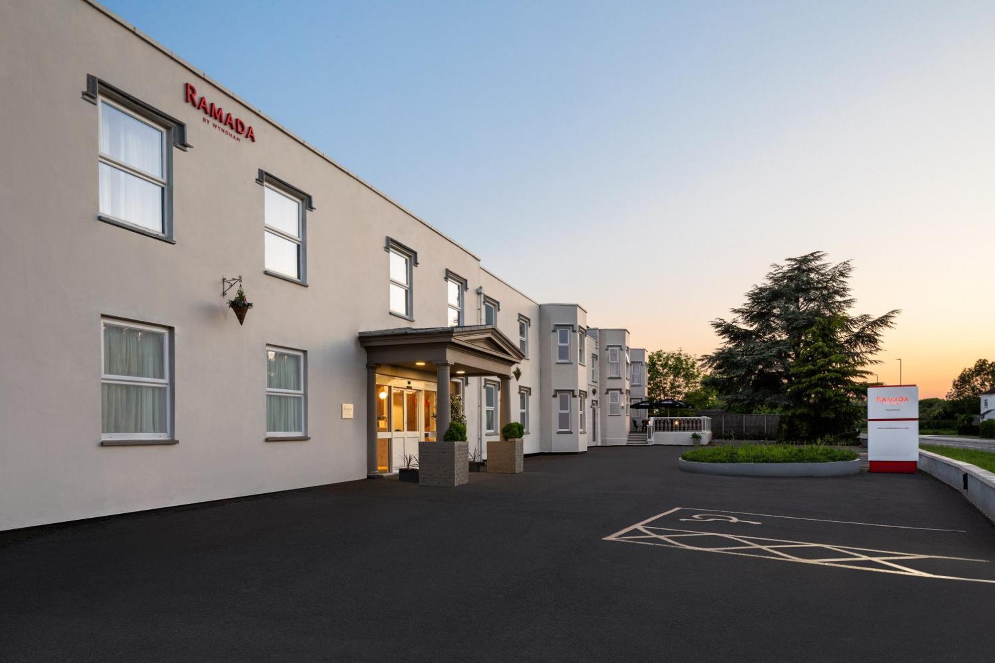 Ramada By Wyndham Cheltenham Golden Valley Esterno foto