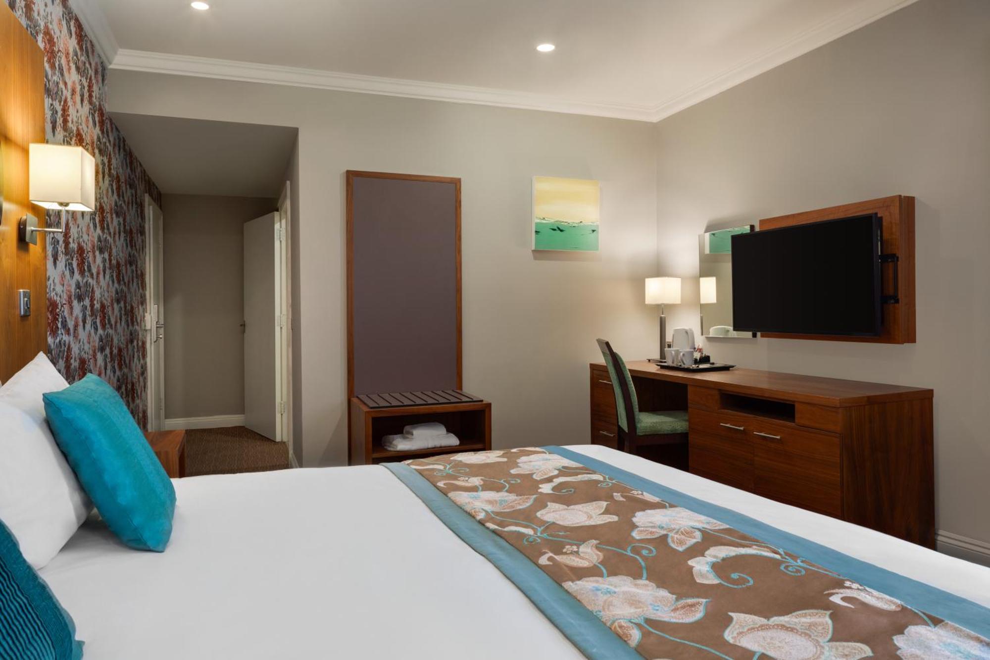Ramada By Wyndham Cheltenham Golden Valley Esterno foto