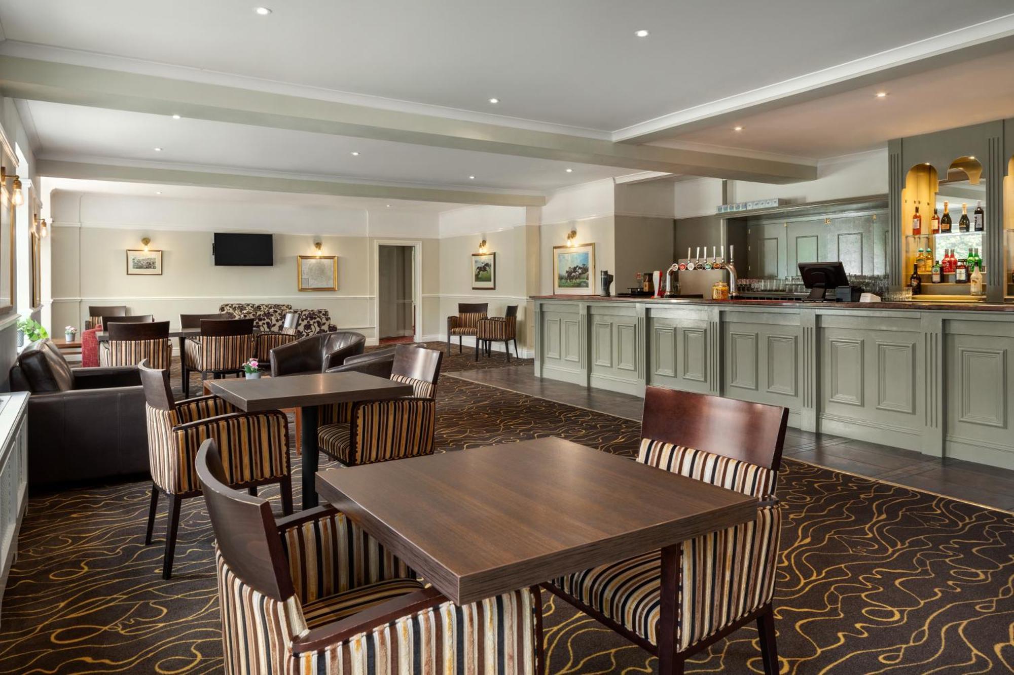 Ramada By Wyndham Cheltenham Golden Valley Esterno foto