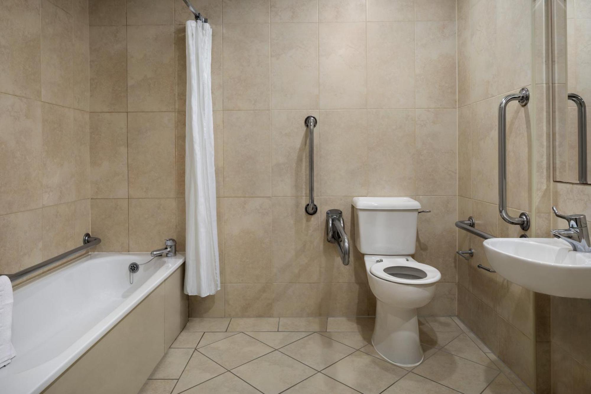 Ramada By Wyndham Cheltenham Golden Valley Esterno foto