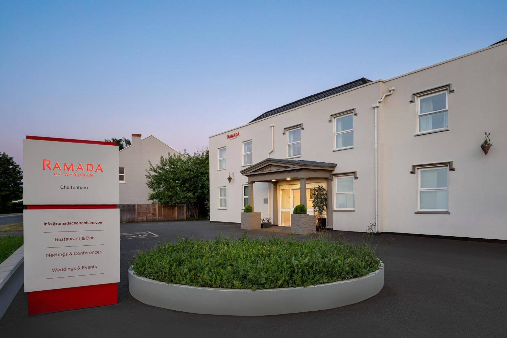 Ramada By Wyndham Cheltenham Golden Valley Esterno foto