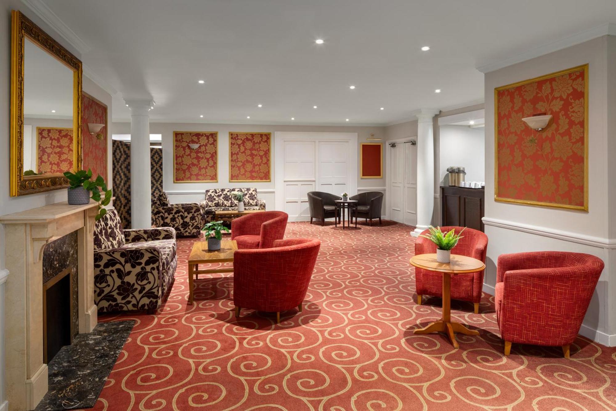 Ramada By Wyndham Cheltenham Golden Valley Esterno foto