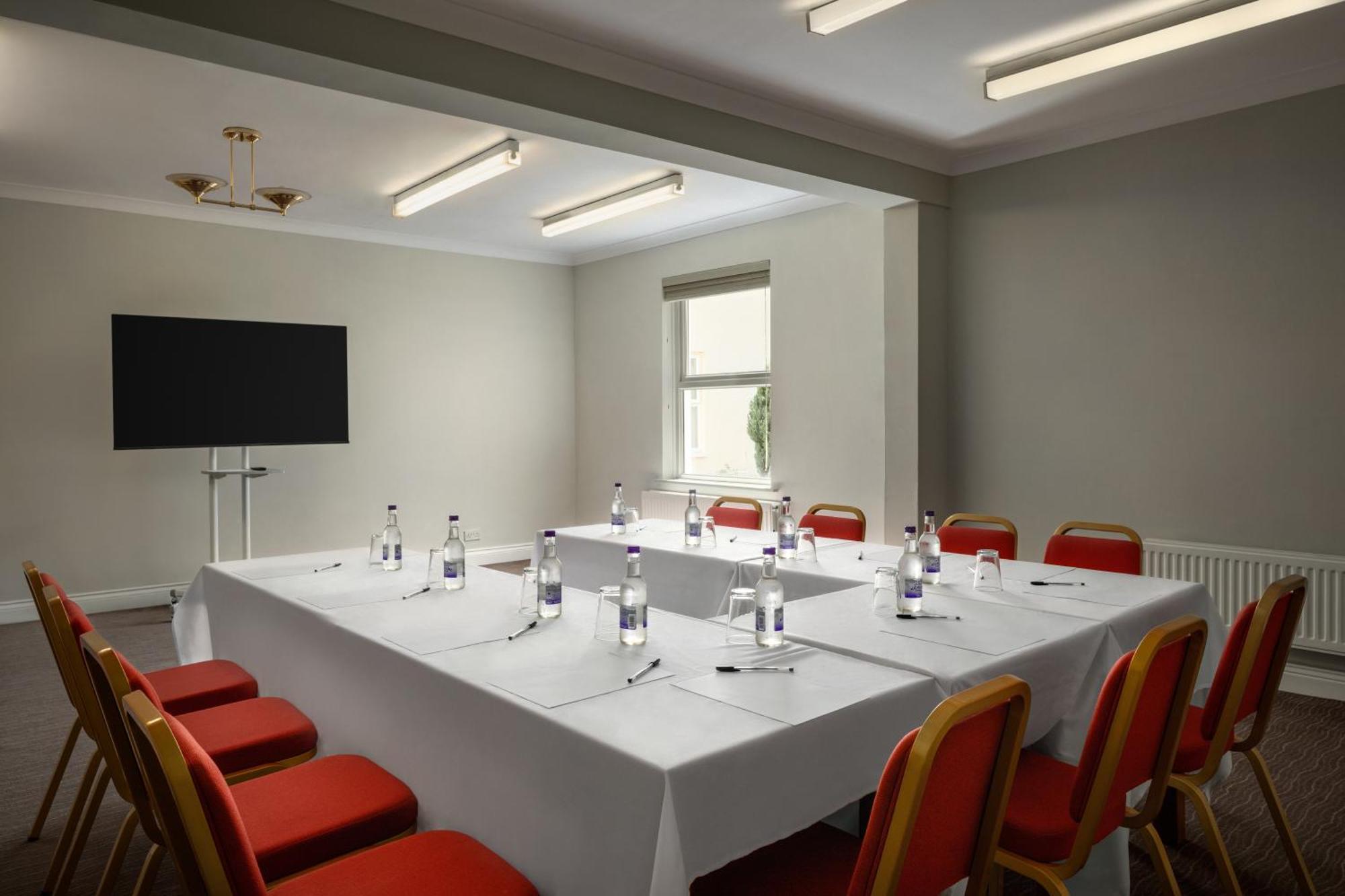 Ramada By Wyndham Cheltenham Golden Valley Esterno foto