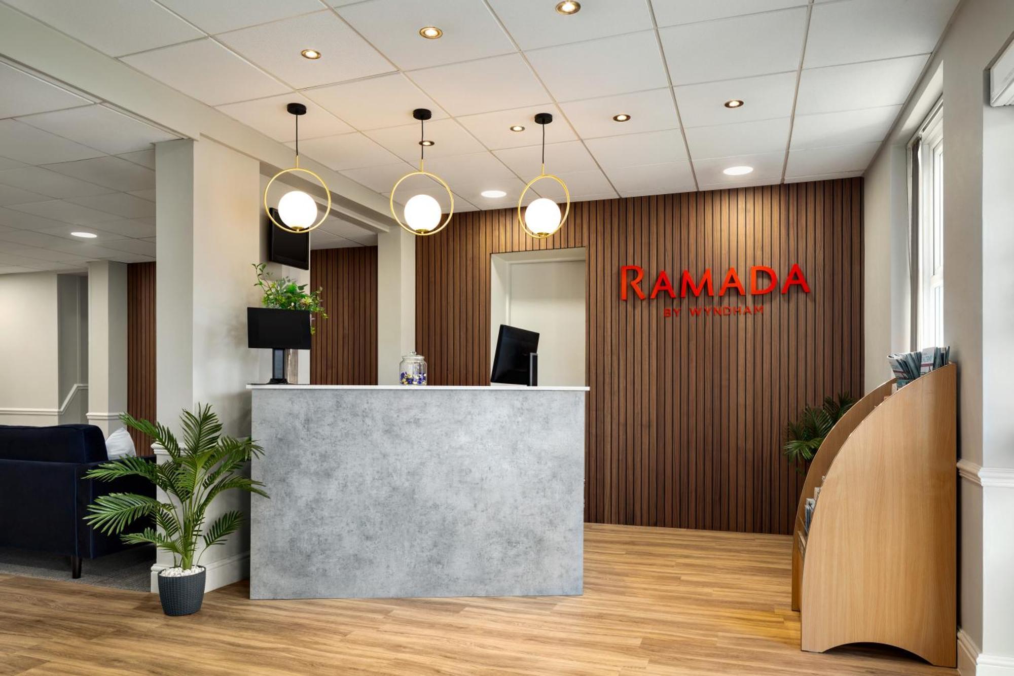 Ramada By Wyndham Cheltenham Golden Valley Esterno foto