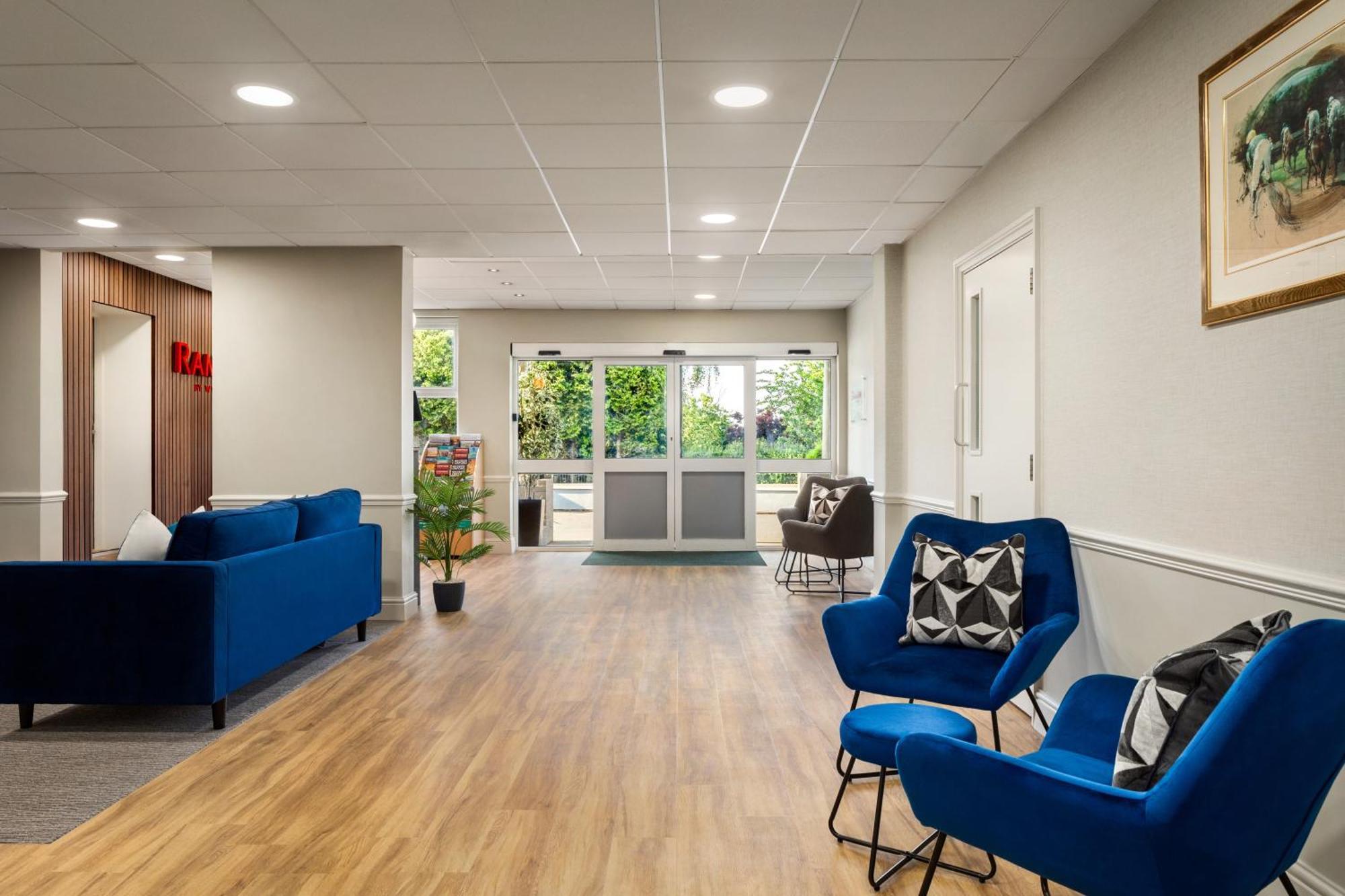 Ramada By Wyndham Cheltenham Golden Valley Esterno foto