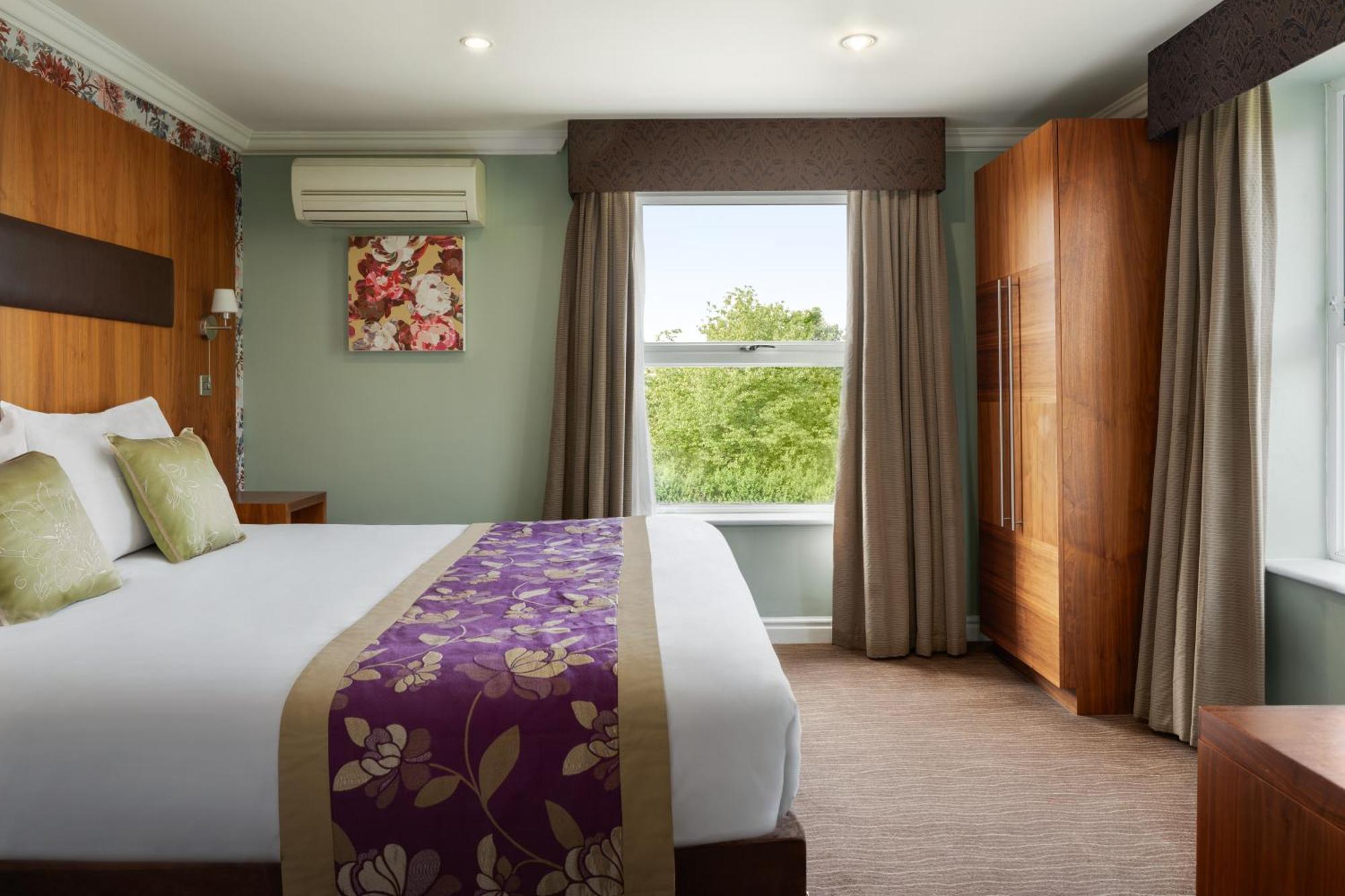 Ramada By Wyndham Cheltenham Golden Valley Esterno foto