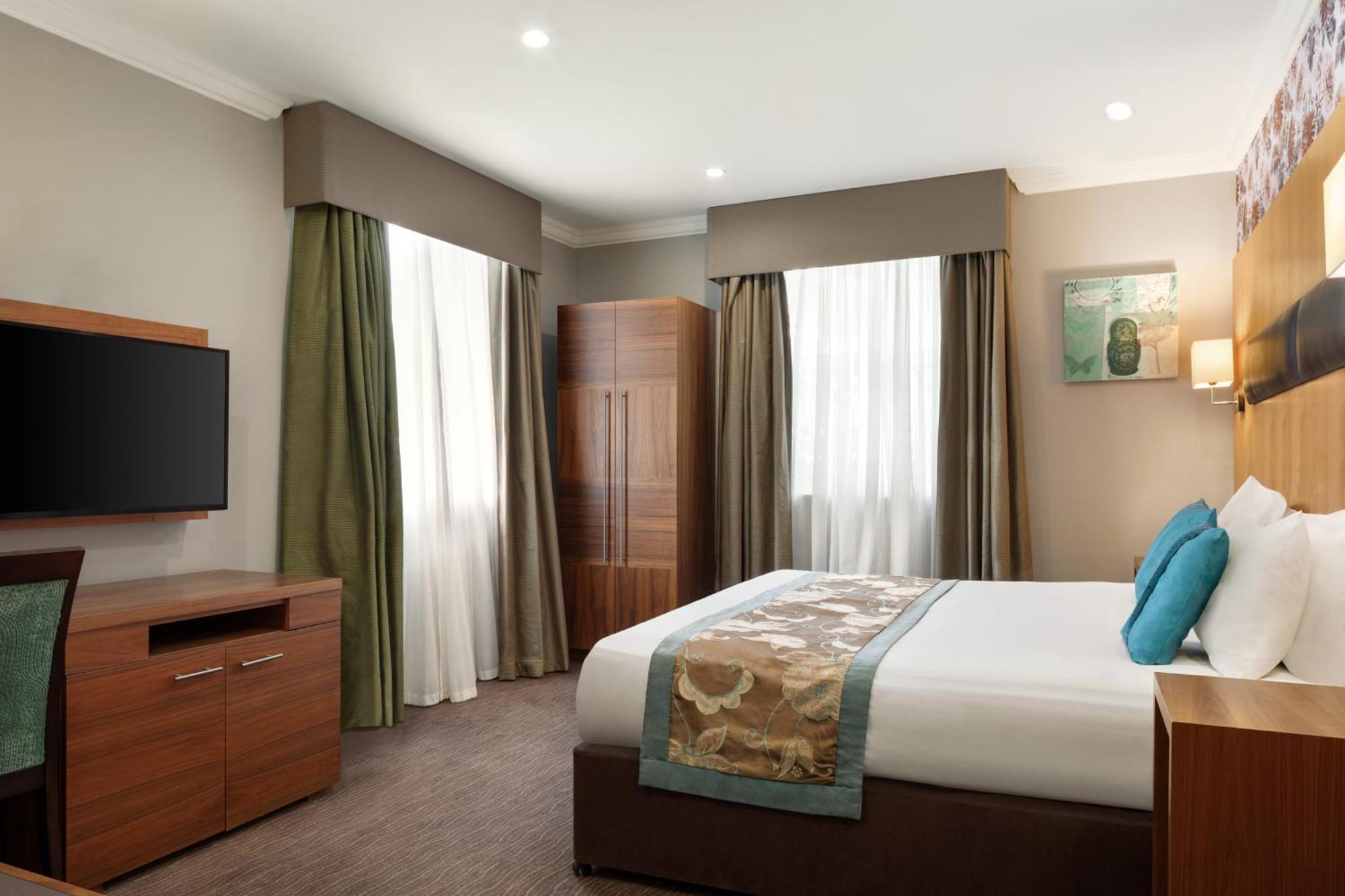 Ramada By Wyndham Cheltenham Golden Valley Esterno foto