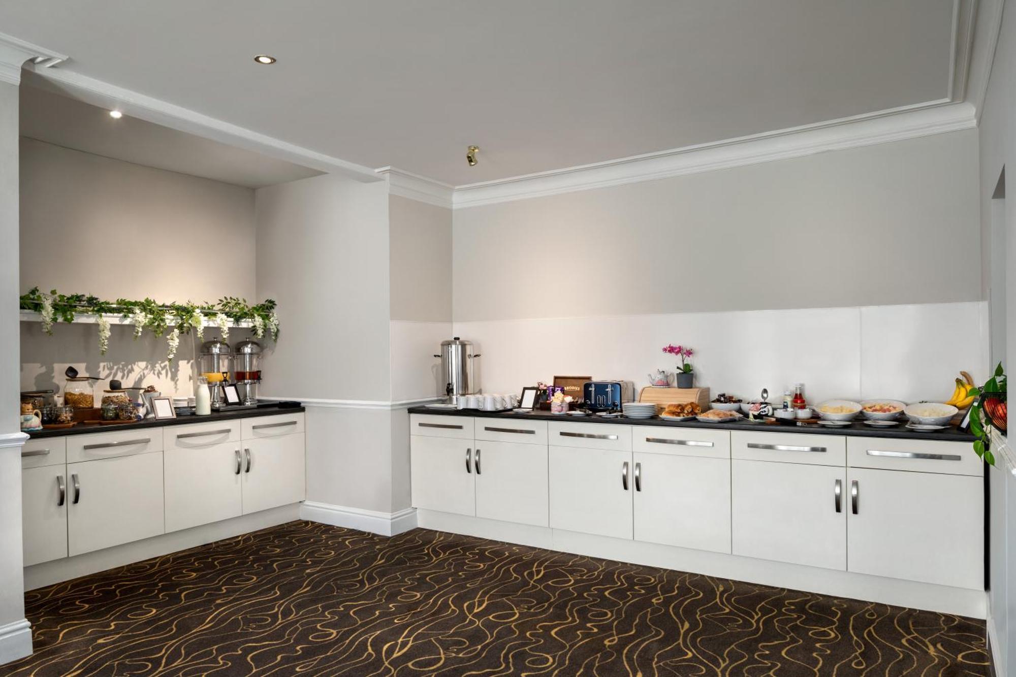 Ramada By Wyndham Cheltenham Golden Valley Esterno foto