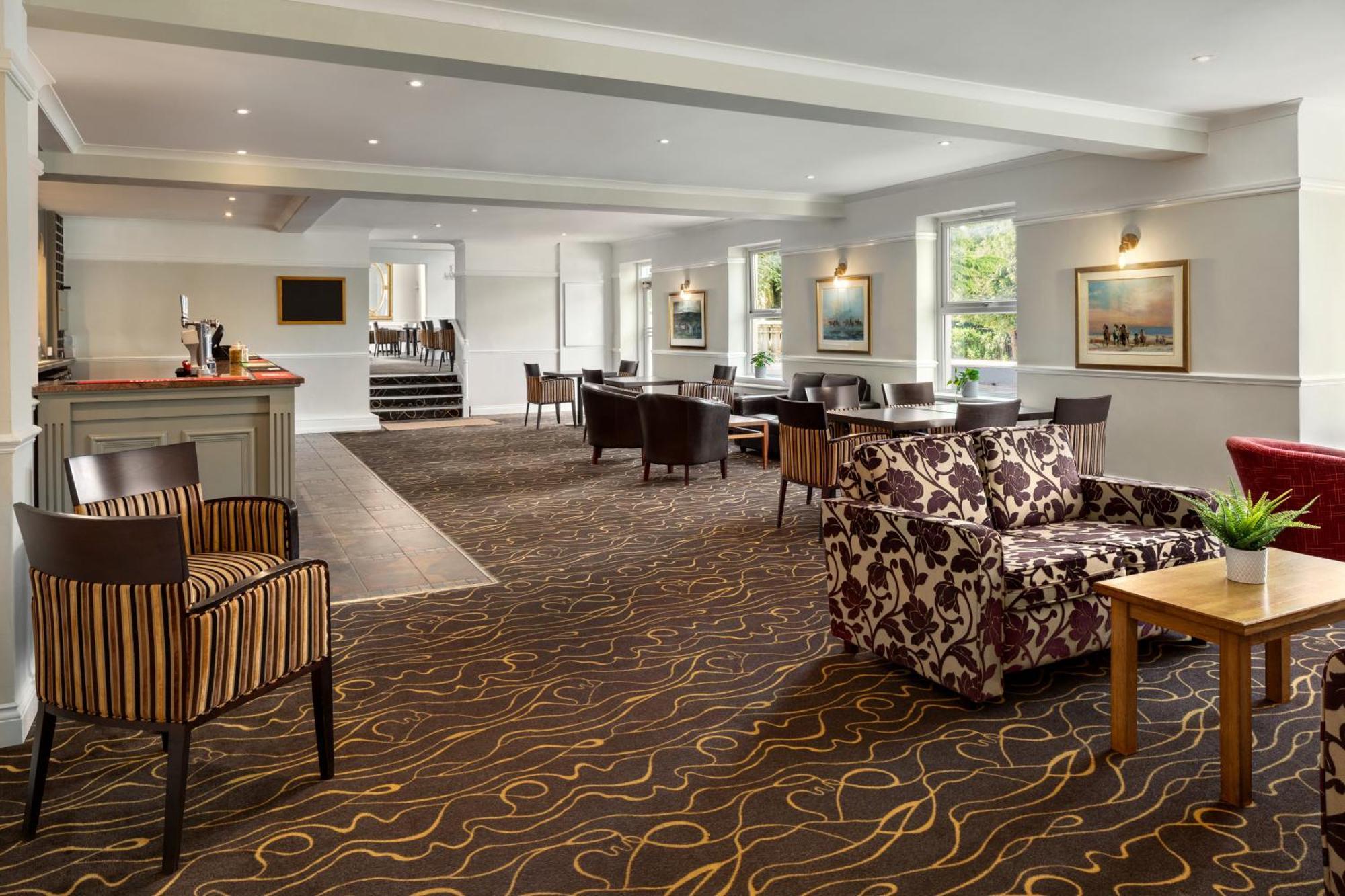 Ramada By Wyndham Cheltenham Golden Valley Esterno foto
