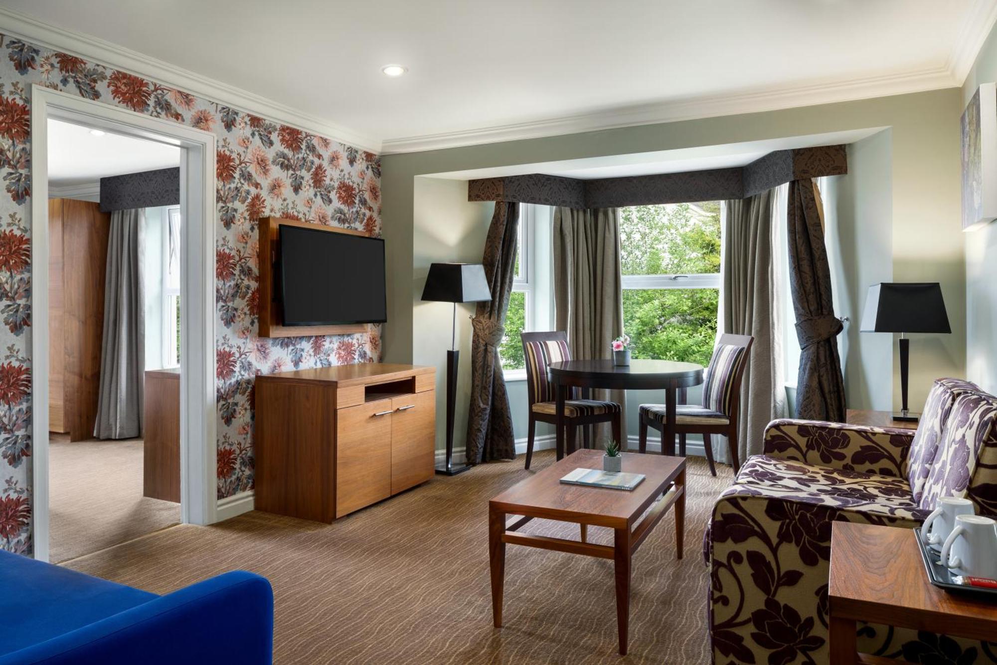 Ramada By Wyndham Cheltenham Golden Valley Esterno foto