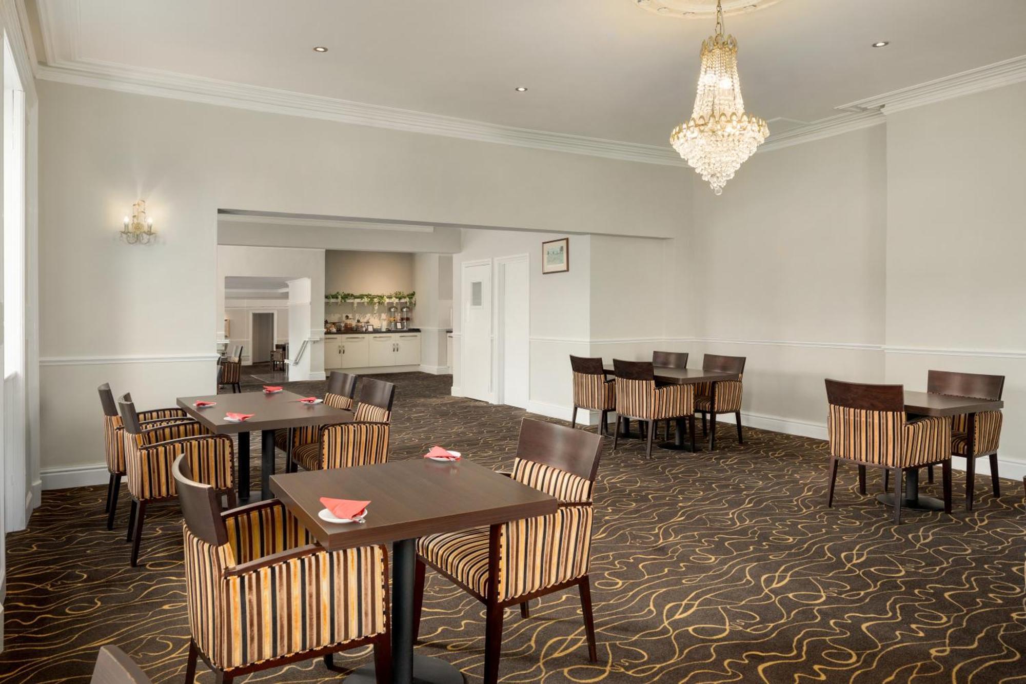 Ramada By Wyndham Cheltenham Golden Valley Esterno foto