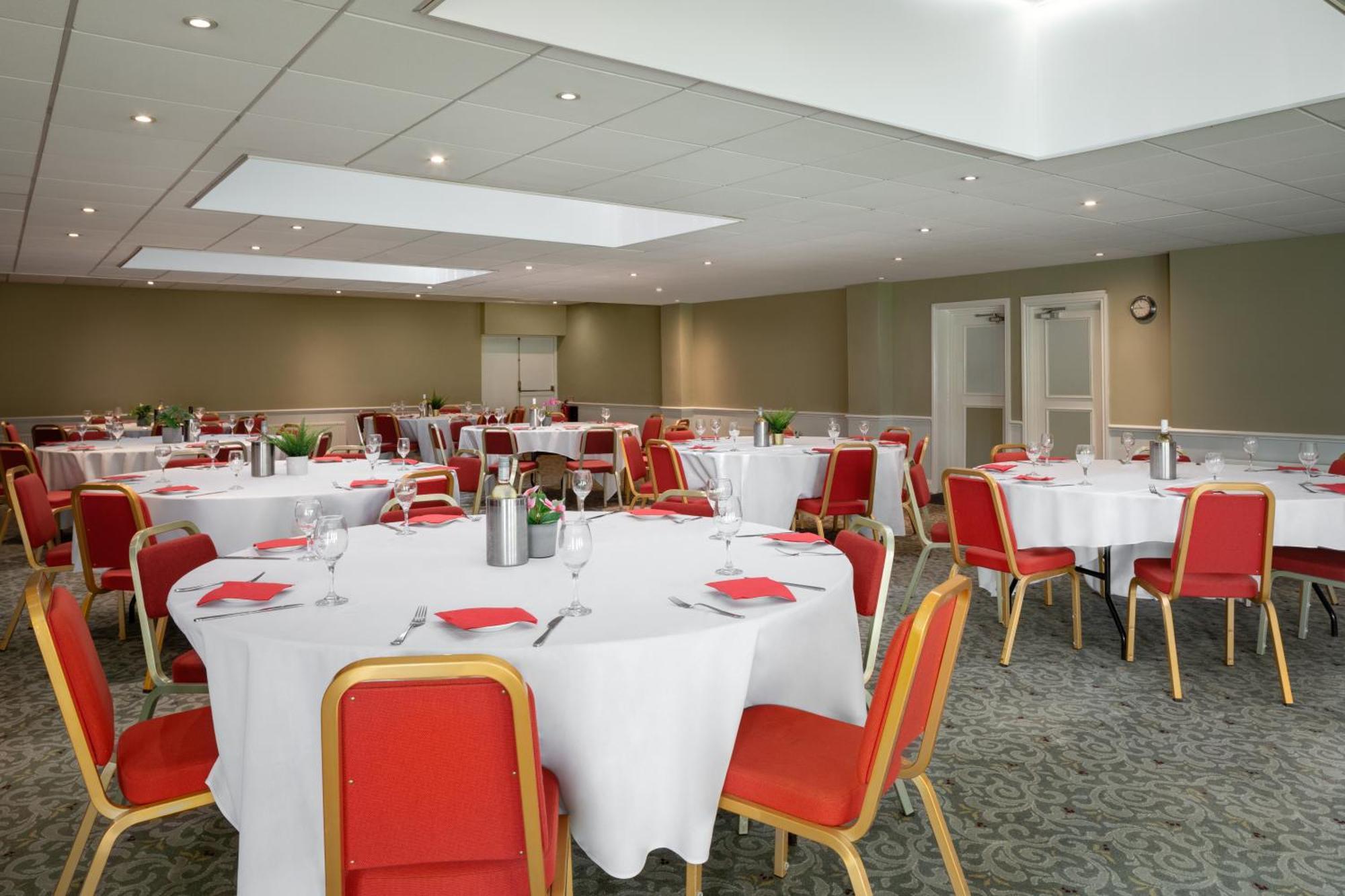 Ramada By Wyndham Cheltenham Golden Valley Esterno foto