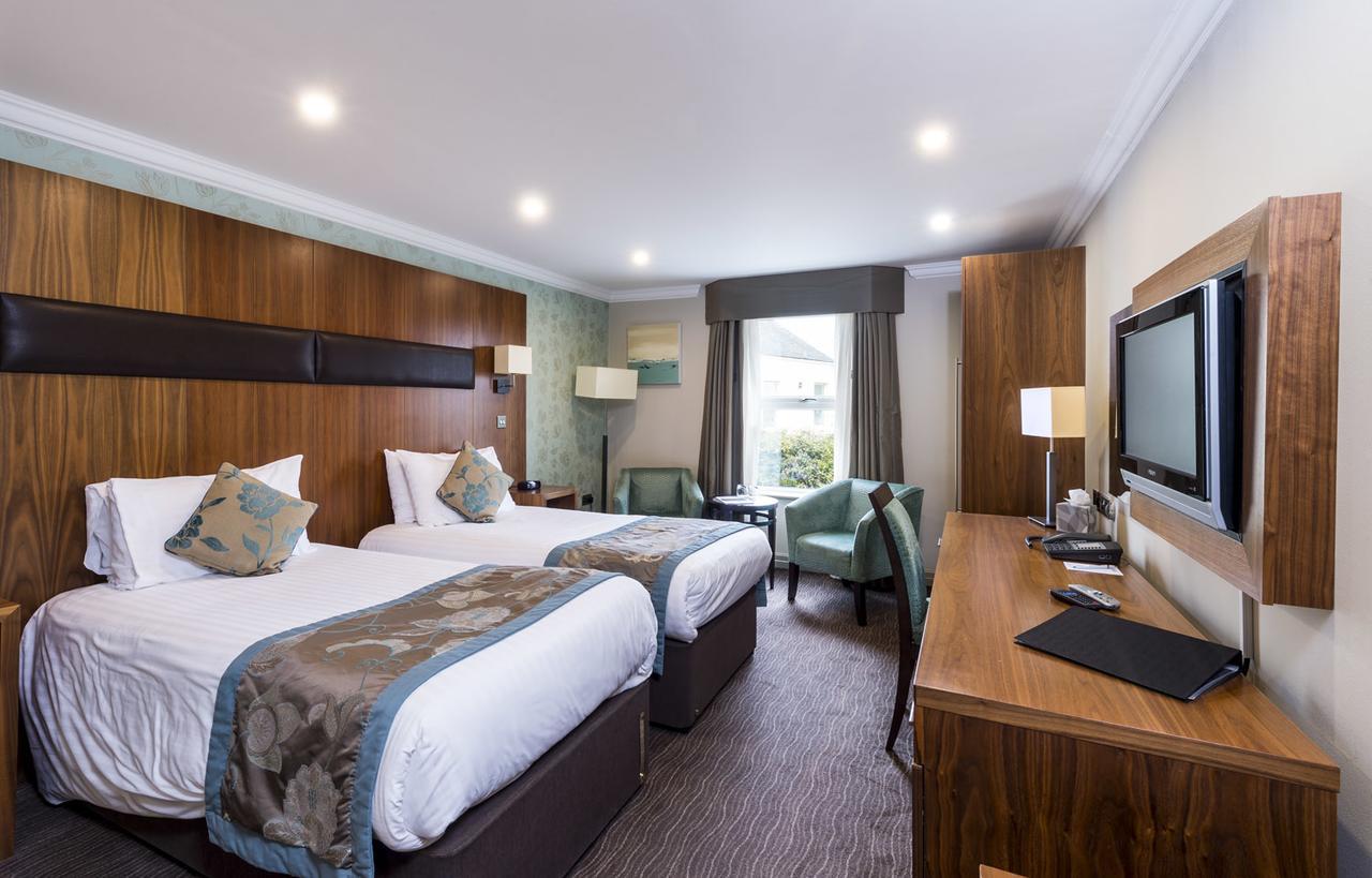 Ramada By Wyndham Cheltenham Golden Valley Esterno foto