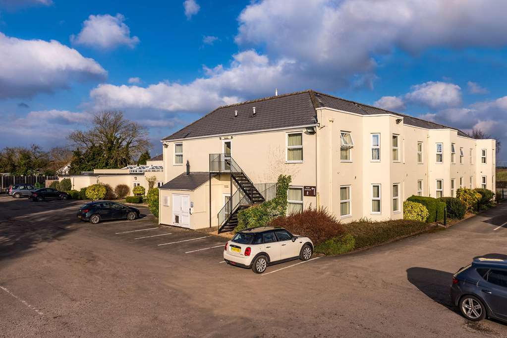 Ramada By Wyndham Cheltenham Golden Valley Esterno foto